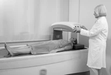 การตรวจสแกนกระดูก (Bone scan) คืออะไร และเป็นอย่างไร