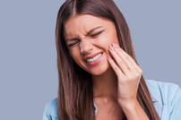 อาการปวดฟัน เลือดออกตามไรฟัน และสัญญาณเตือนในช่องปากอื่น ๆ ที่ไม่ควรเพิกเฉย