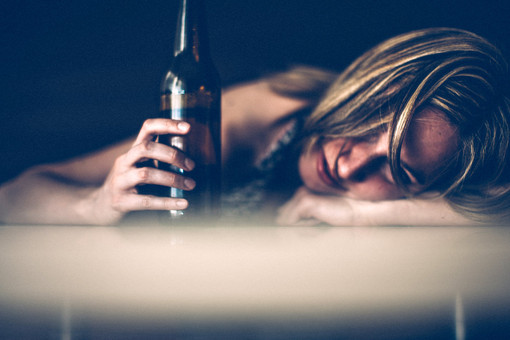 เหตุผล ทำไมผู้หญิงจึงเมาเหล้าง่ายกว่าผู้ชาย