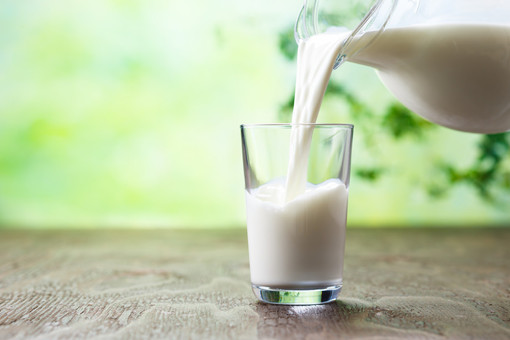เลือกดื่มนมแบบไหนดี จะได้ประโยชน์สูงสุดและปลอดภัย