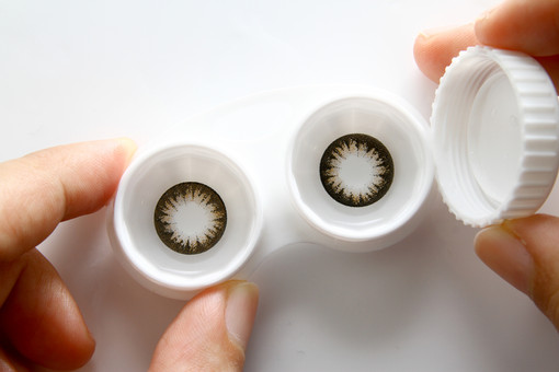 วิธีการเลือกน้ำยาล้างและแช่คอนแทคเลนส์ ประเภท วิธีการดูแลอย่างถูกวิธีเพื่อลดอาการระคายเคืองและลดอาการตาแห้ง