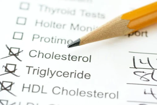 การรับประทานอาหารที่มีคาร์โบไฮเดรตต่ำนั้นส่งผลต่อระดับคอเลสเตอรอลและไขมันในเลือดอย่างไร?