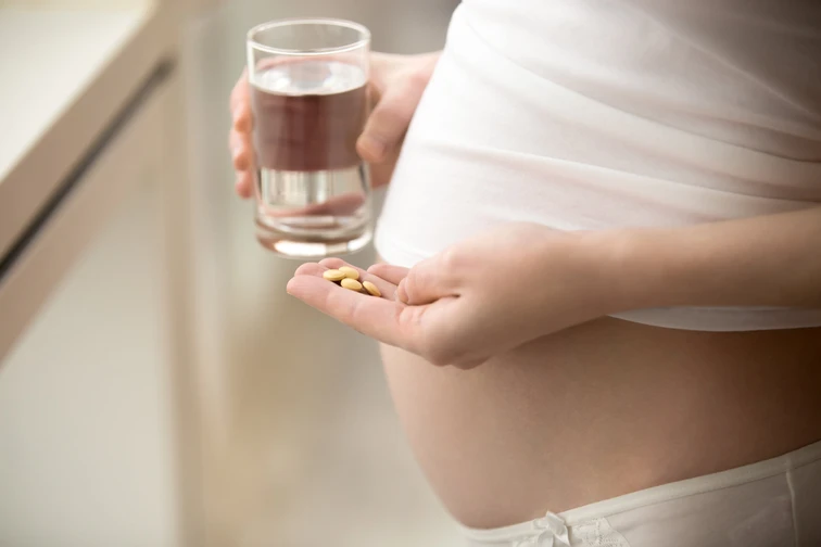 คุณสามารถรับประทานยาเพรดนิโซนระหว่างตั้งครรภ์ได้หรือไม่?