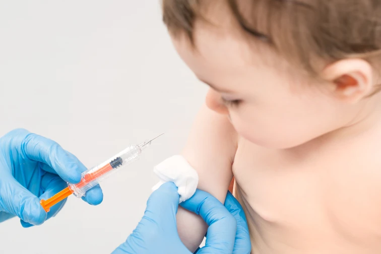 การฉีดวัคซีน จะช่วยป้องกันลูกของท่าน ให้พ้นโรคภัย