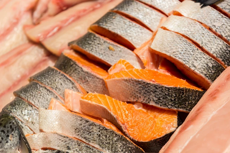 ปลาแซลมอนเลี้ยงในฟาร์ม ทานแล้วมีอันตรายจริงหรือ?