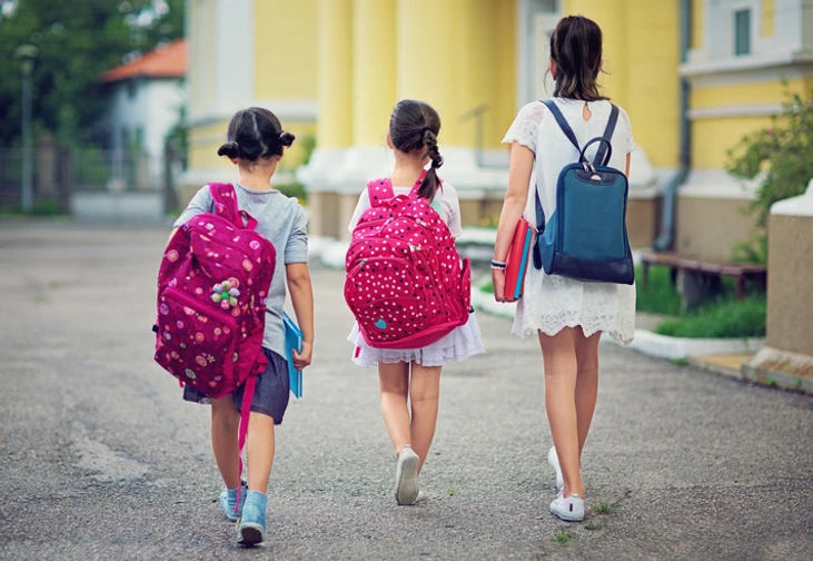 6 วิธีในการเดินไปโรงเรียนอย่างปลอดภัย