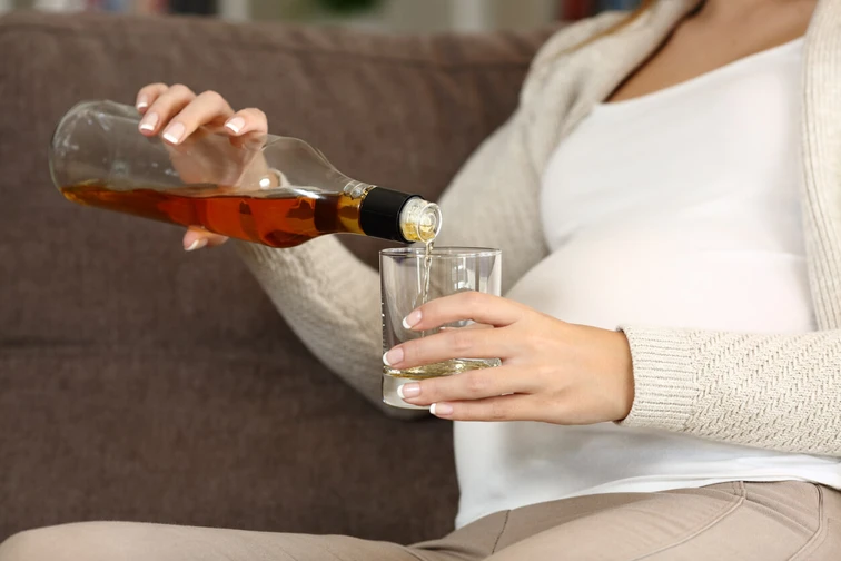 การดื่มเครื่องดื่มแอลกอฮอล์ระหว่างตั้งครรภ์ (DRINKING ALCOHOL WHILE PREGNANT)