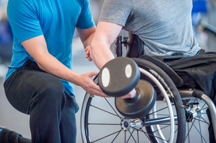 ผู้พิการและผู้ที่ใช้รถเข็นสำหรับผู้พิการ (WHEELCHAIR USERS AND DISABLED PEOPLE)