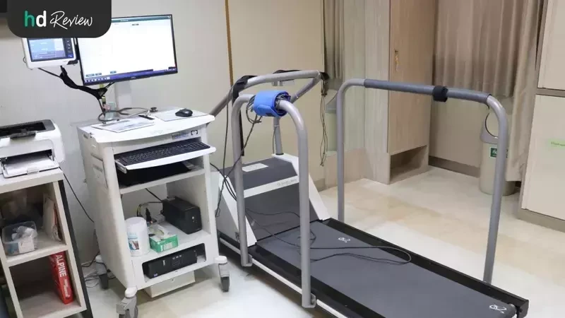 ภาพเครื่องวิ่งสายพานที่ใช้ตรวจหัวใจ EST (Exercise Stress Test) ที่ โรงพยาบาลพญาไท 2