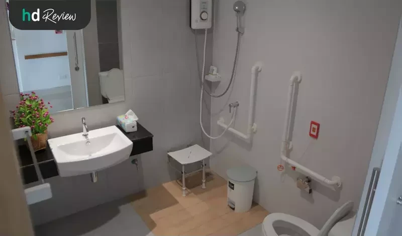 ห้องน้ำ ของผู้พักห้องเตียงรวม ที่ Siri Arun Wellness
