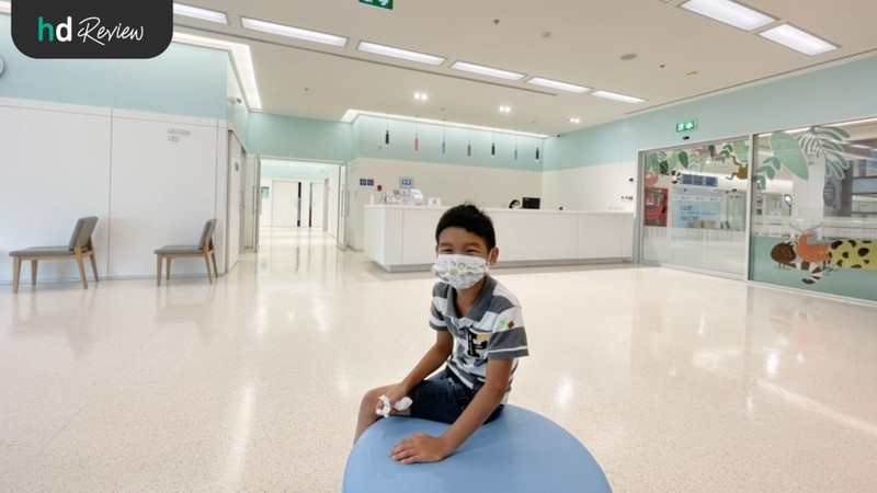 ลูกชายนั่งเล่นที่โซนเด็กรอเข้าไปวัคซีนไข้หวัดใหญ่ 2021 ป้องกัน 4 สายพันธุ์ ที่ โรงพยาบาลพริ้นซ์ สุวรรณภูมิ